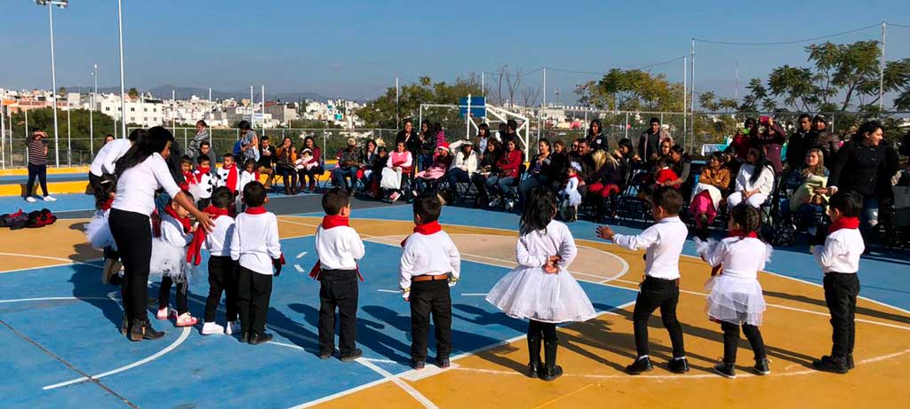 Comunidad de Brali reunida en una actividad escolar