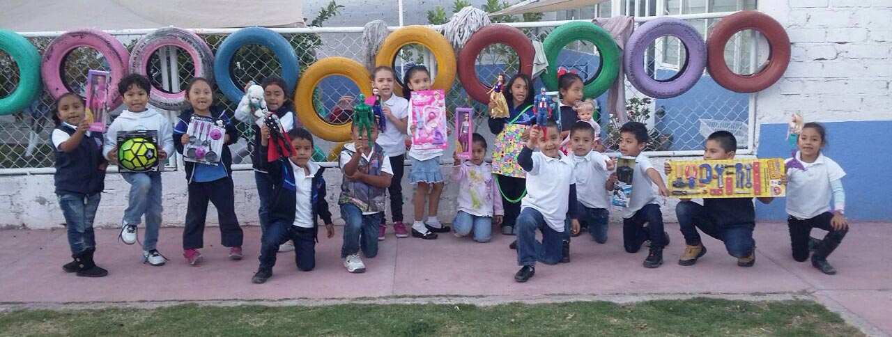 Niñas y niños de Brali mostrando regalos recibidos